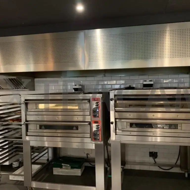 Campana de extracción instalada sobre hornos de panadería