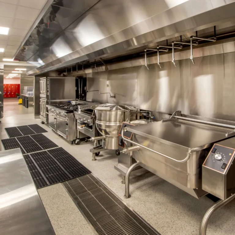 Cocina industrial con marmita y campana de extracción de acero inoxidable