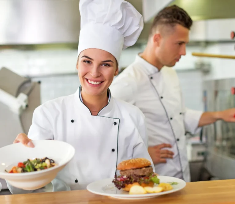 Chef en una cocina industrial de restaurante