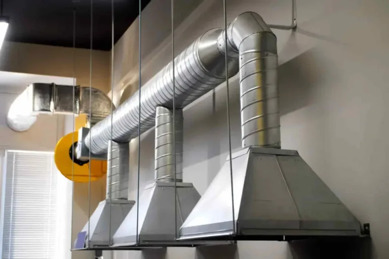 Ductos de ventilación galvanizados conectados a un extractor de cocina