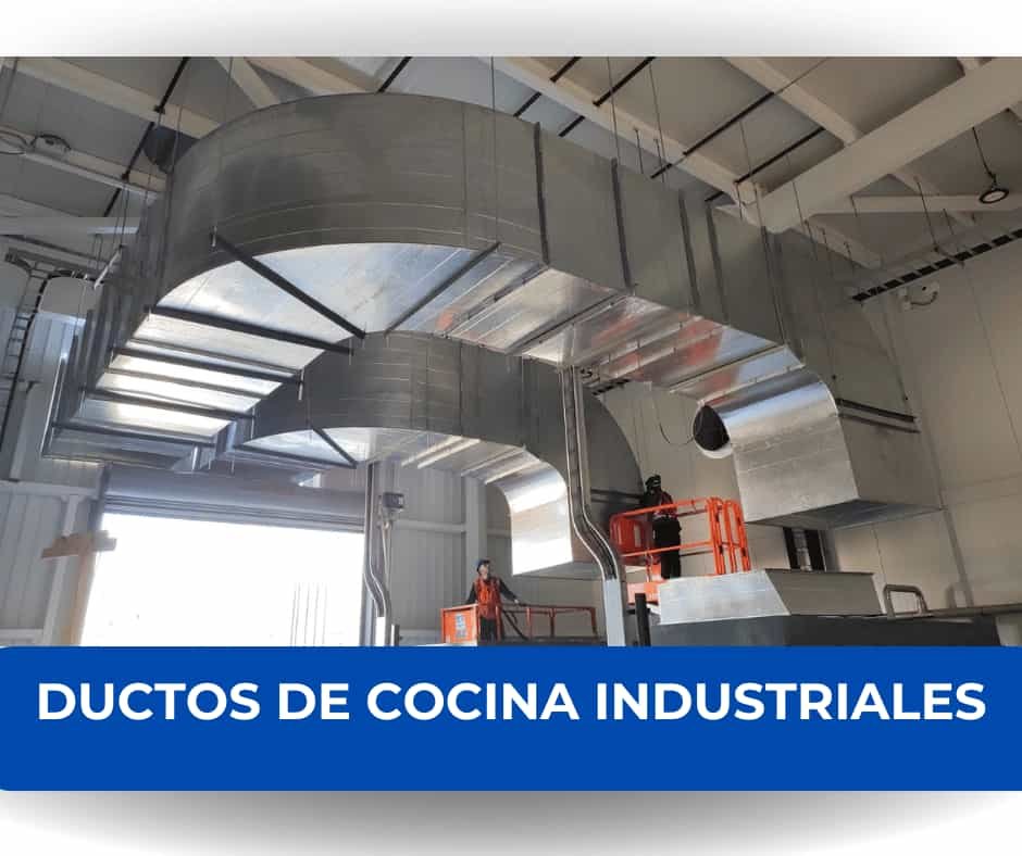 Ductos de cocina industriales de acero galvanizado instalados en el techo de una nave