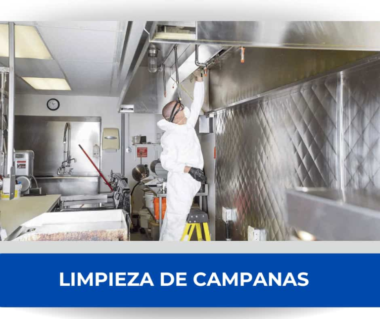 Técnico limpiando el interior de una campana de cocina industrial