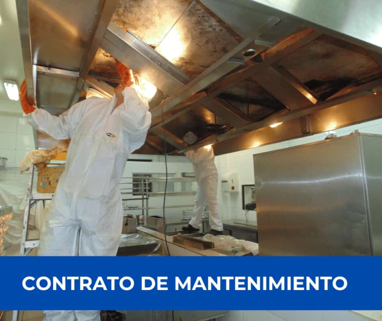 Dos técnicos desmontando los filtros de una campana para mantenimiento