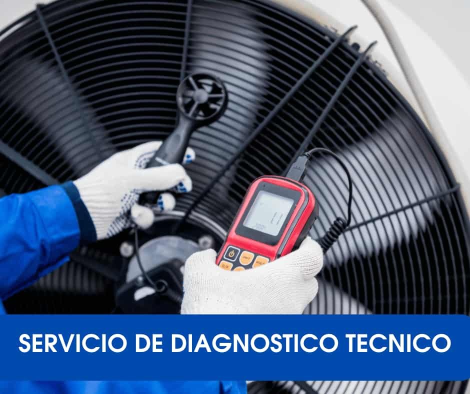 Técnico midiendo el caudal de un extractor con anemómetro