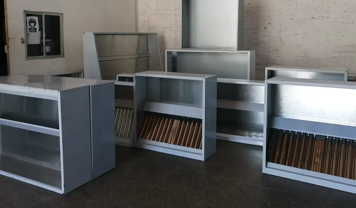 Campanas de extracción fabricadas en acero inoxidable listas para despacho