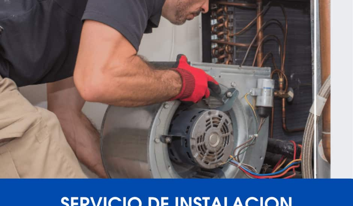 Técnico instalando el motor de un extractor de cocina