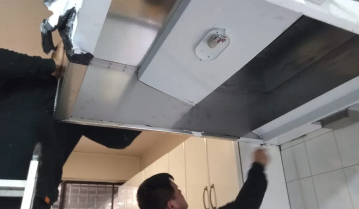 Campana de extracción en acero inoxidable instalada en una cocina