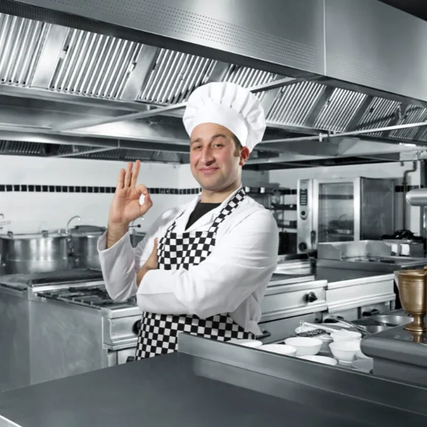Chef en una cocina profesional equipada con sistema de extracción