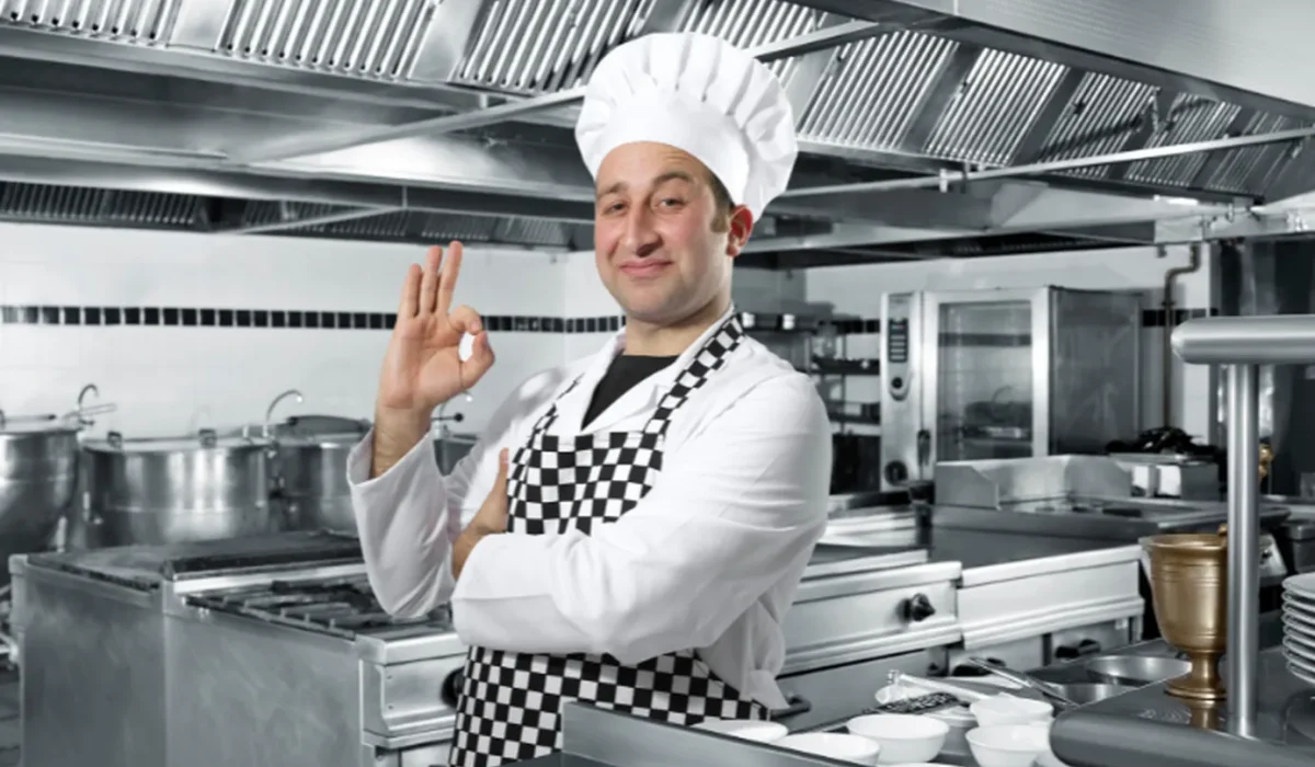 Chef en una cocina profesional equipada con sistema de extracción