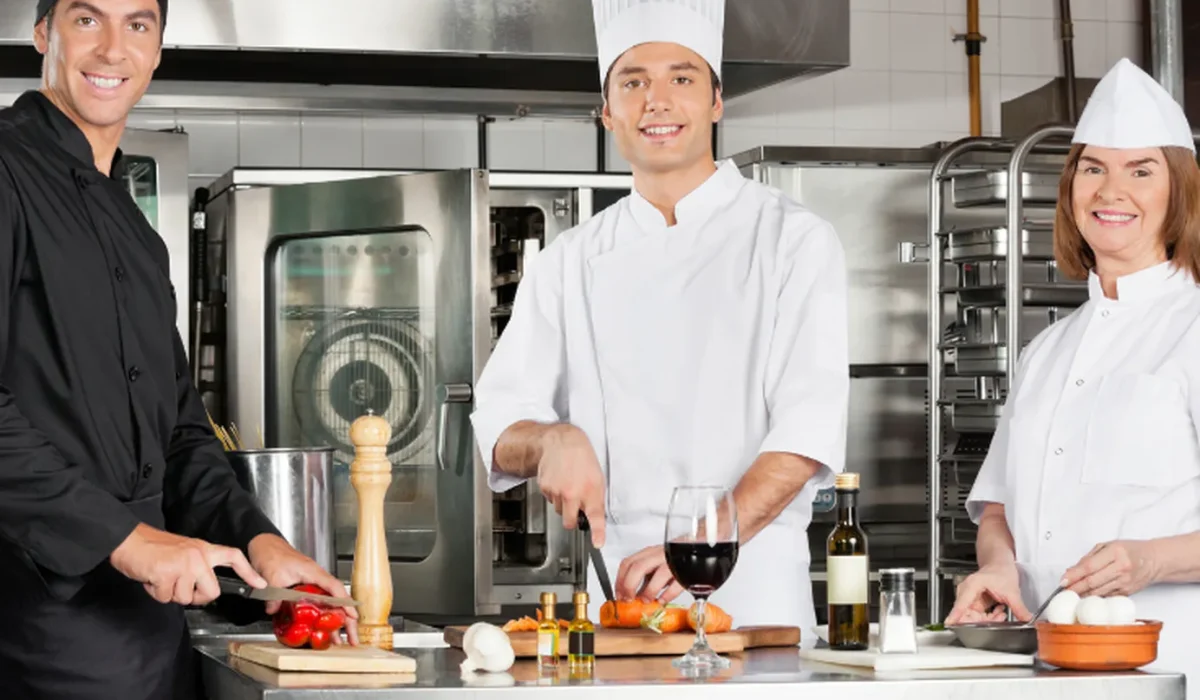 Equipo de cocineros en una cocina profesional con sistema de extracción